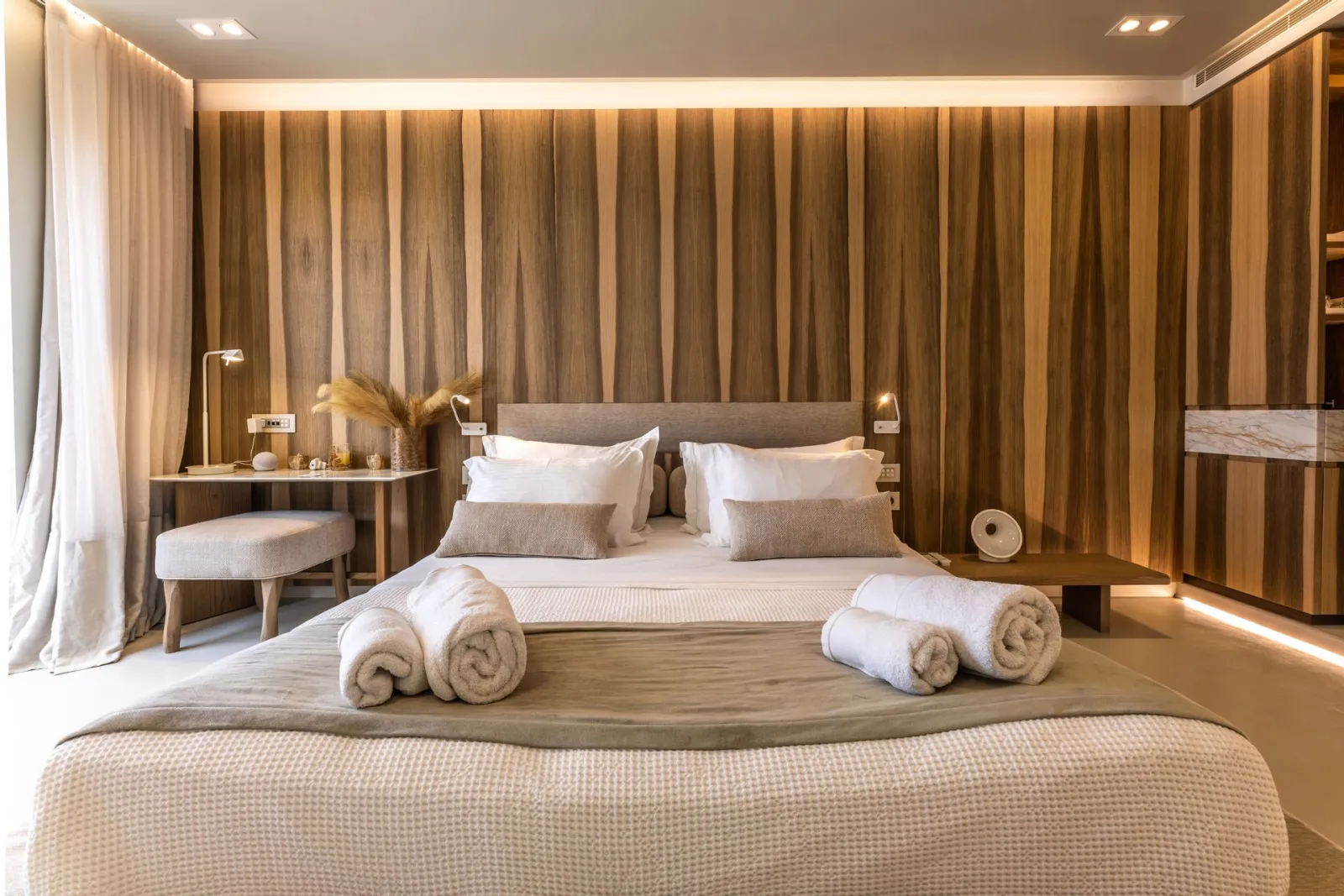 Sea View Meditation Suite with Outdoor Hot Tub &amp; Day Bed