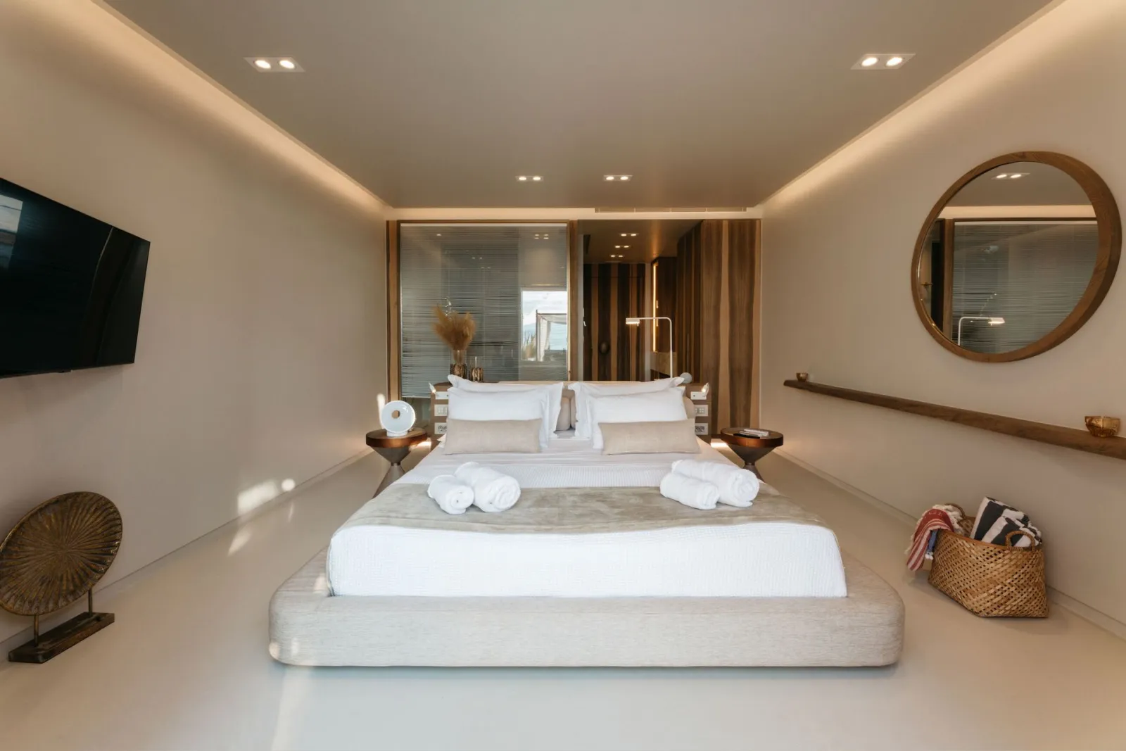 Sea View Suite with Outdoor Hot Tub &amp; Day Bed