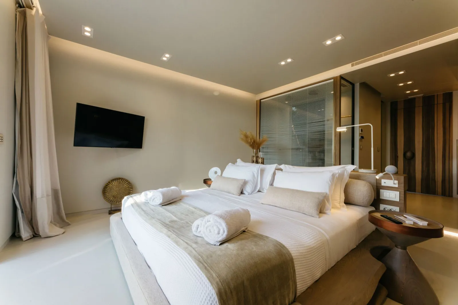 Sea View Suite with Outdoor Hot Tub &amp; Day Bed