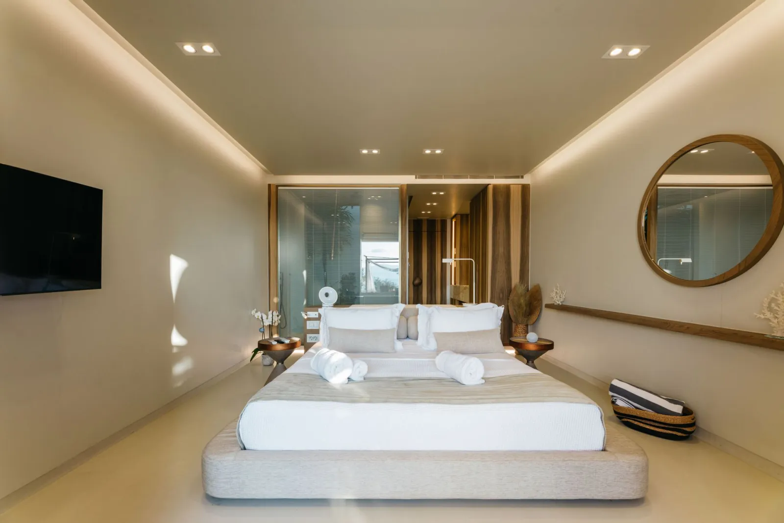 Sea View Suite with Outdoor Hot Tub &amp; Day Bed