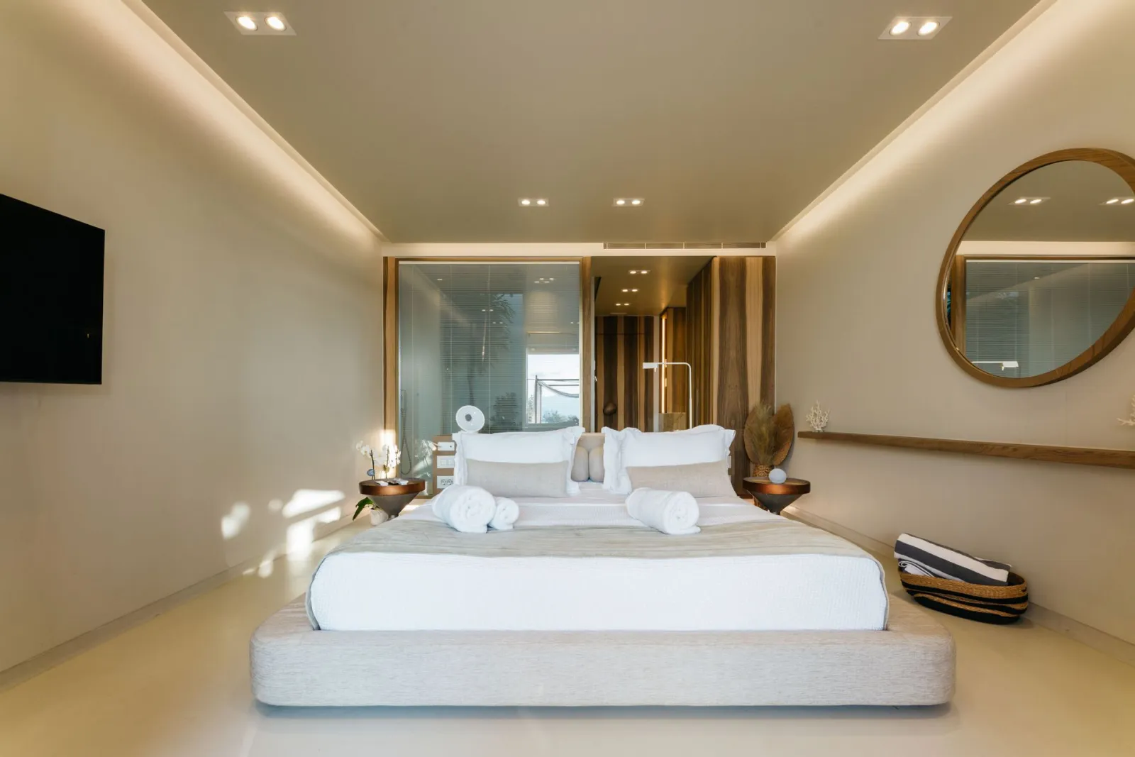 Sea View Suite with Outdoor Hot Tub &amp; Day Bed