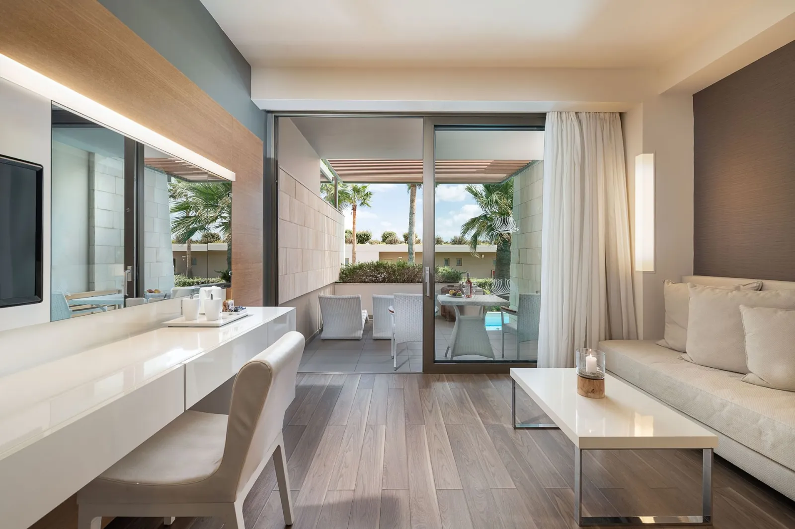 Deluxe Room Shared Pool