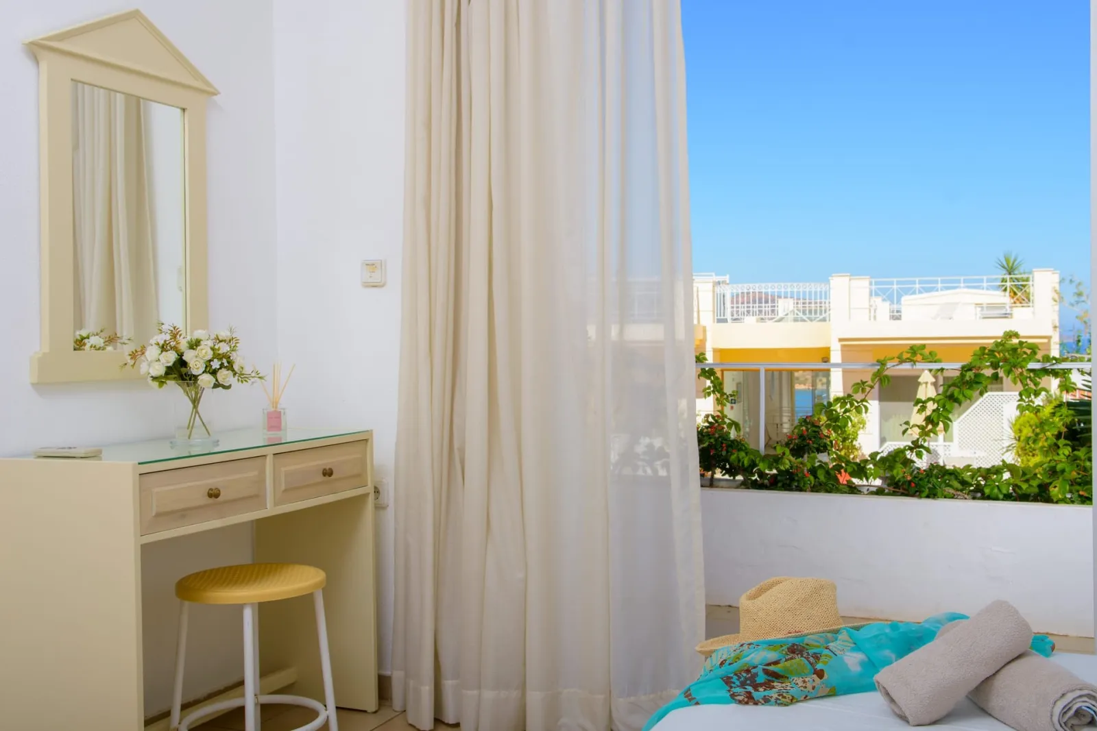 Apartment with Pool View