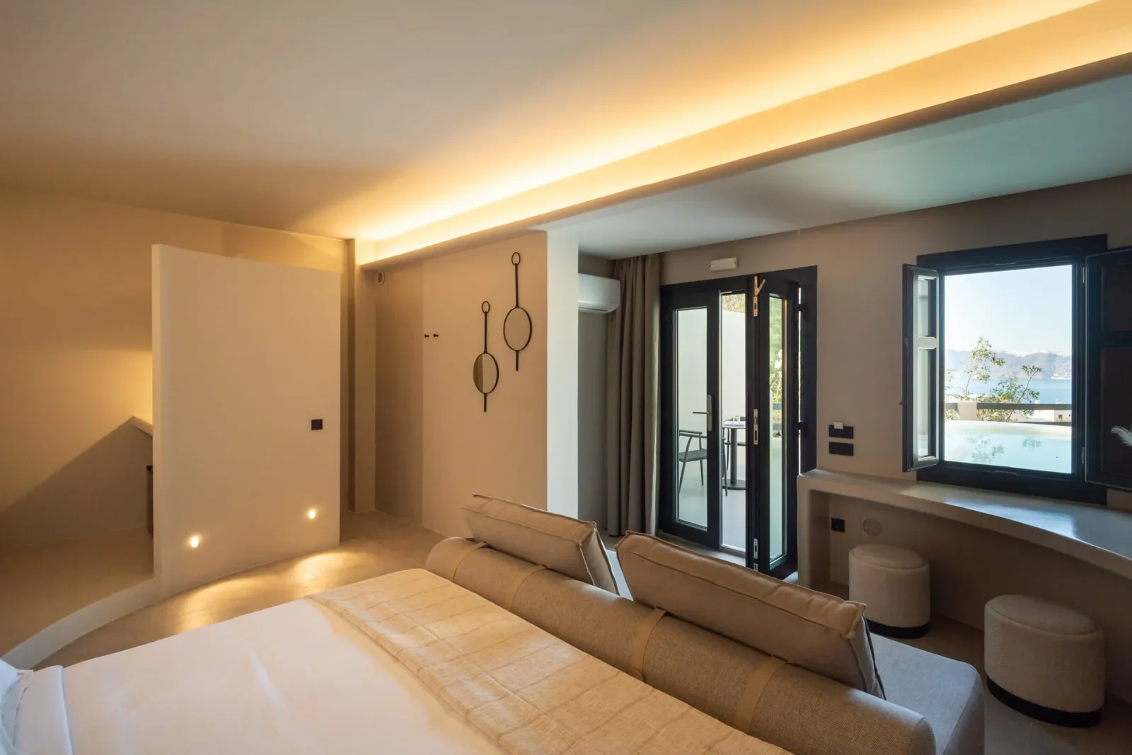 Omni Suite with Private Heated Plunge Pool and Caldera View