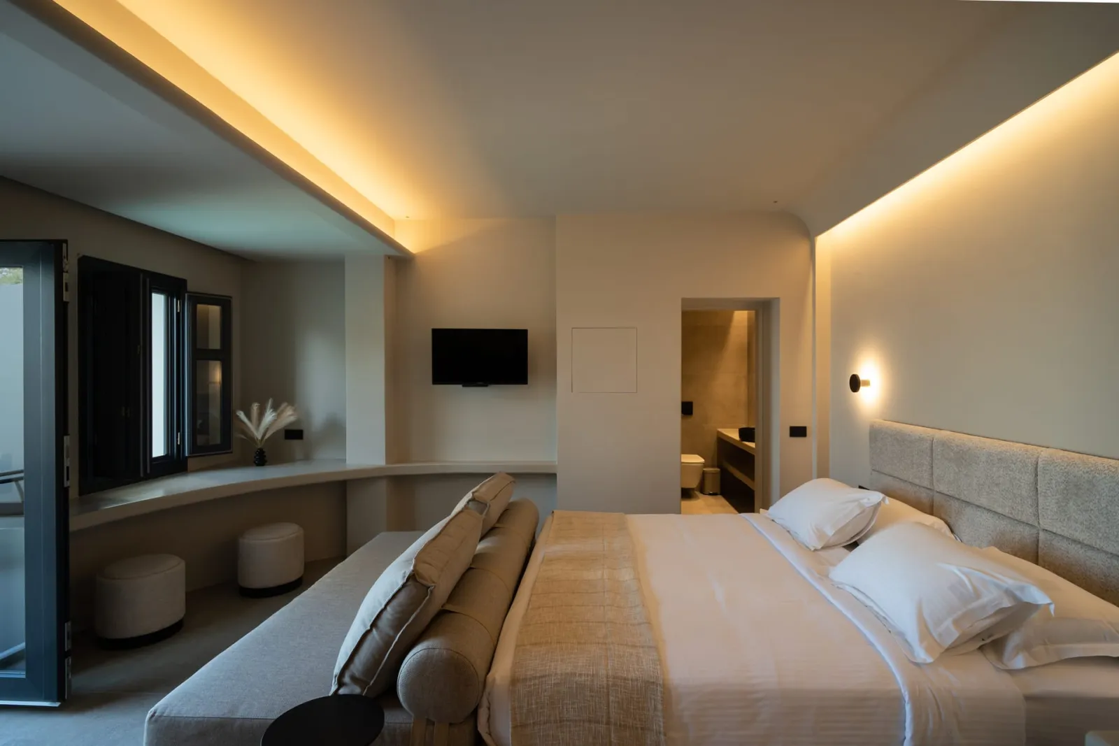 Omni Suite with Private Heated Plunge Pool and Caldera View