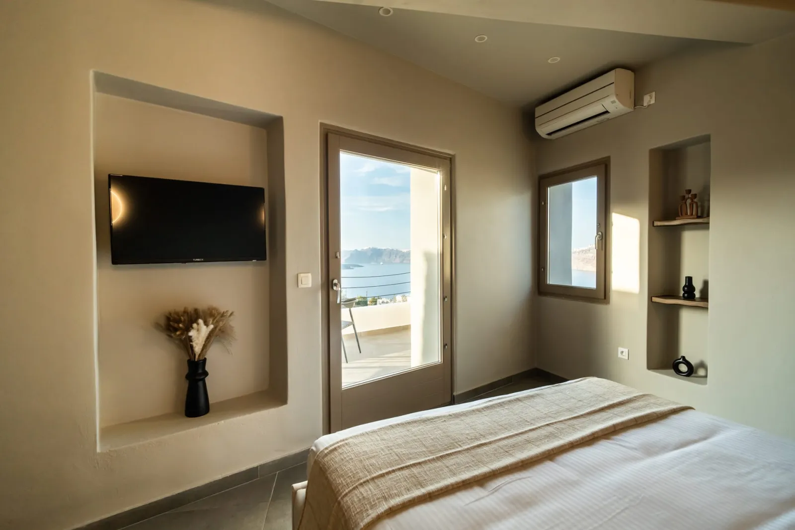 Diamond Suite with Private Heated Plunge Pool and Caldera View