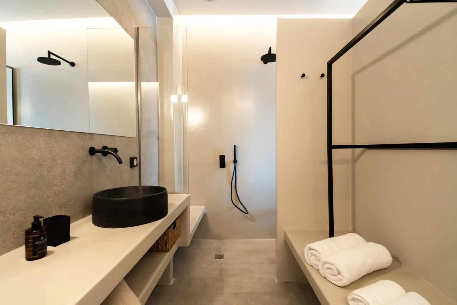Cosmic Suite with Private Heated Plunge Pool and Caldera View