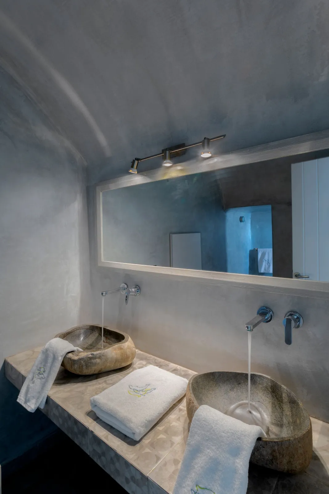Honeymoon Jacuzzi Suite with private balcony