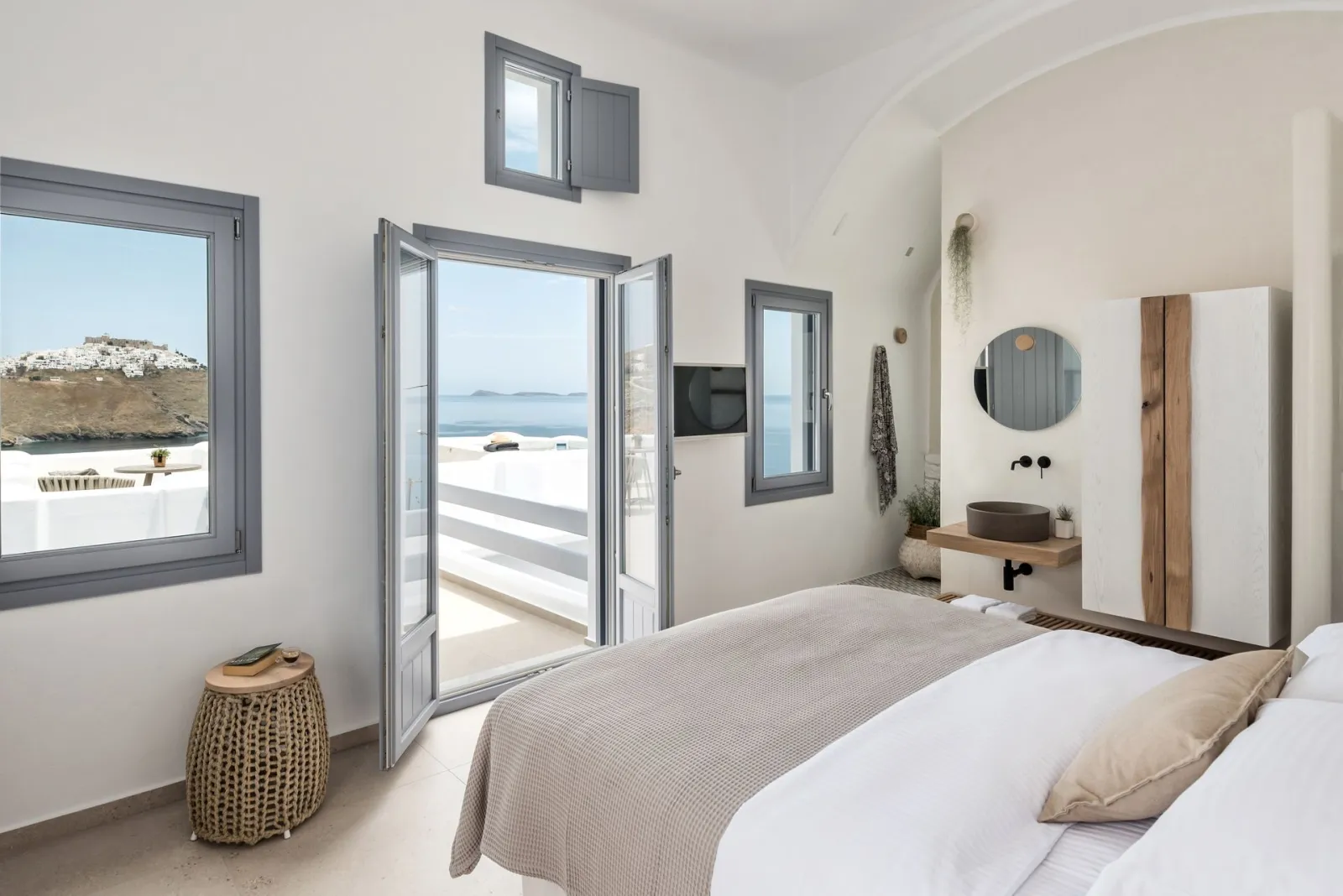 Saluti Honeymoon Suite