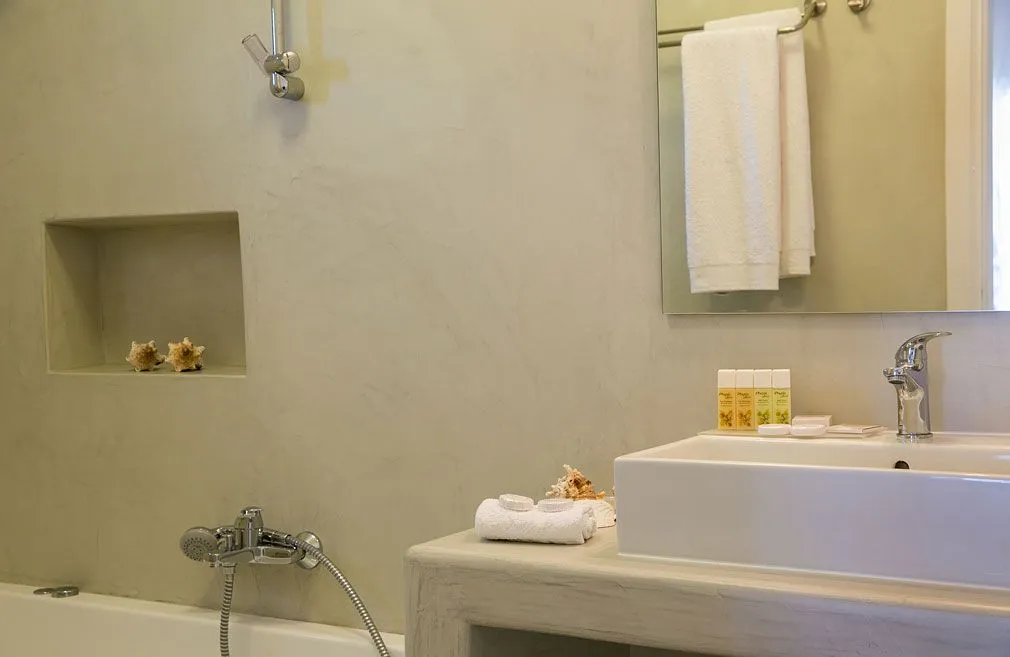 Standard Family Suite Interior Jacuzzi