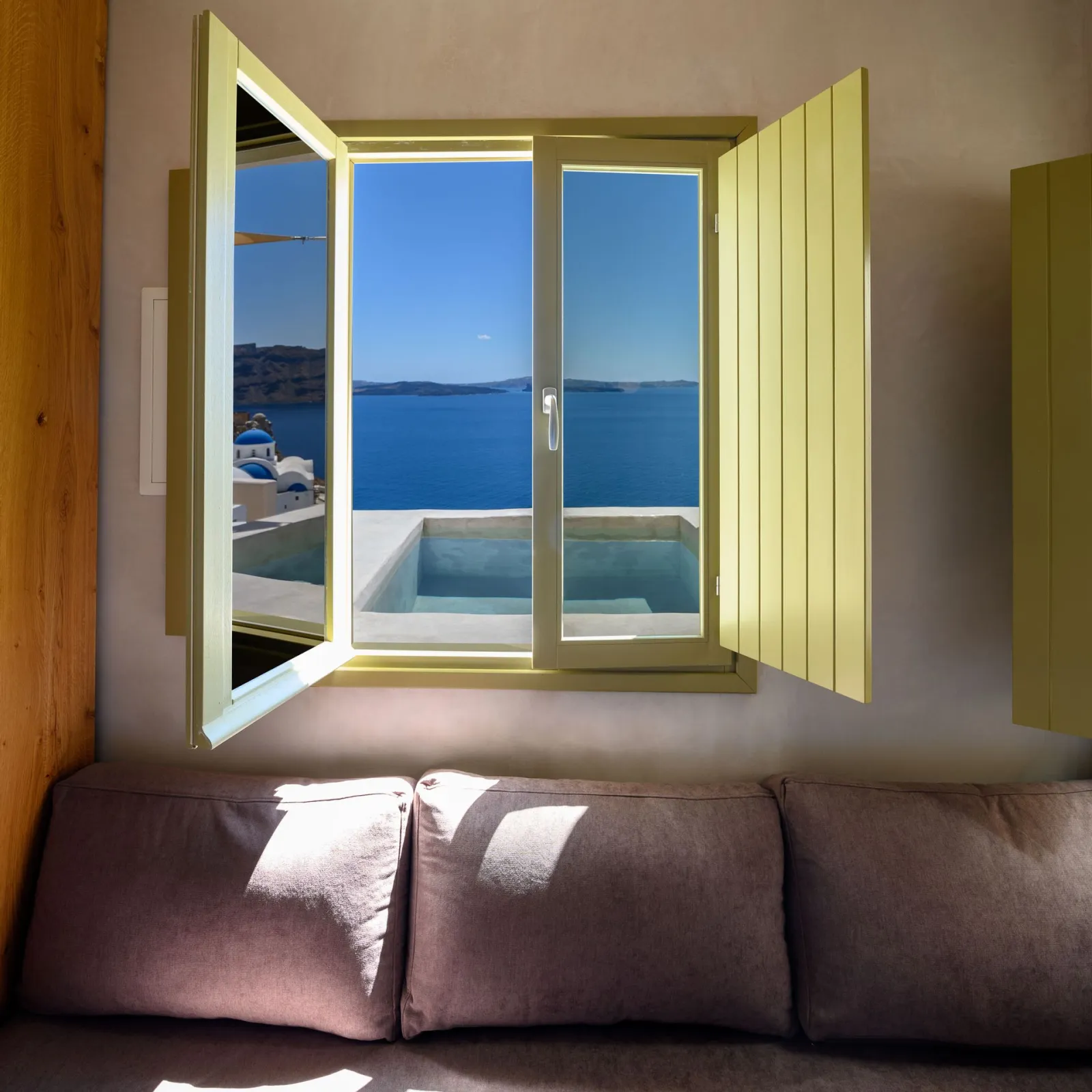 Avra Suite with outdoor Jacuzzi and Caldera view