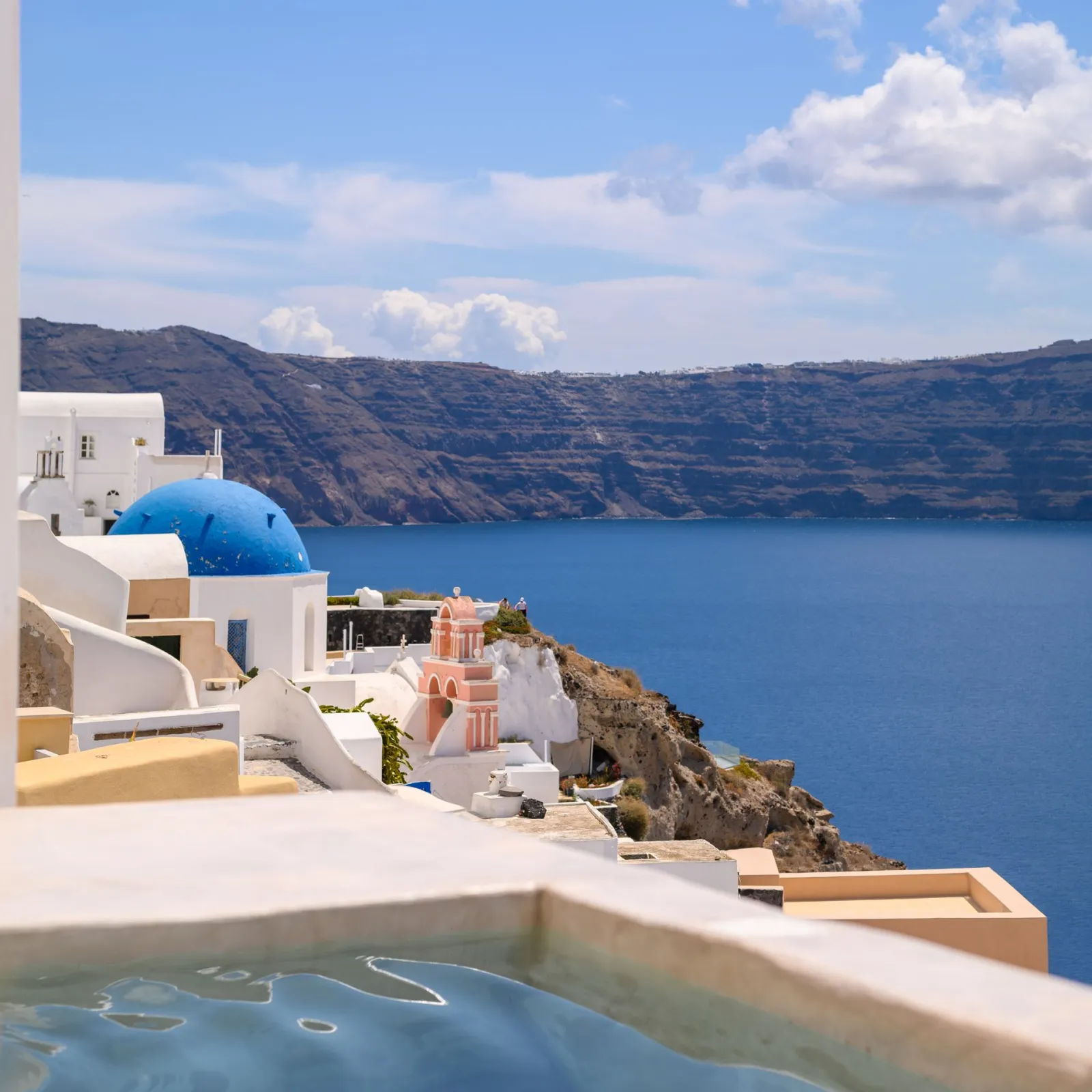 Avra Suite with outdoor Jacuzzi and Caldera view