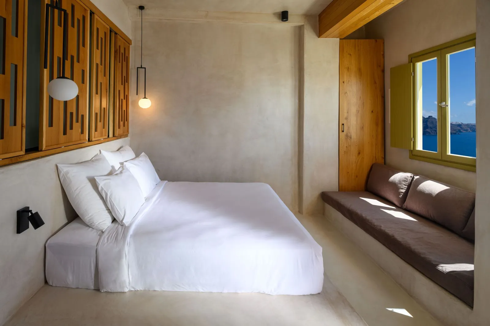Avra Suite with outdoor Jacuzzi and Caldera view