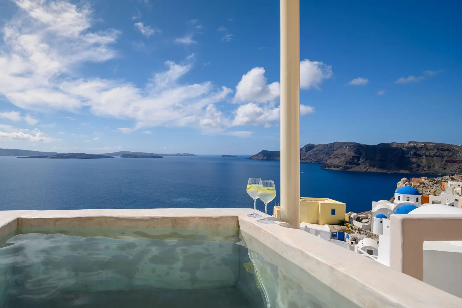 Avra Suite with outdoor Jacuzzi and Caldera view