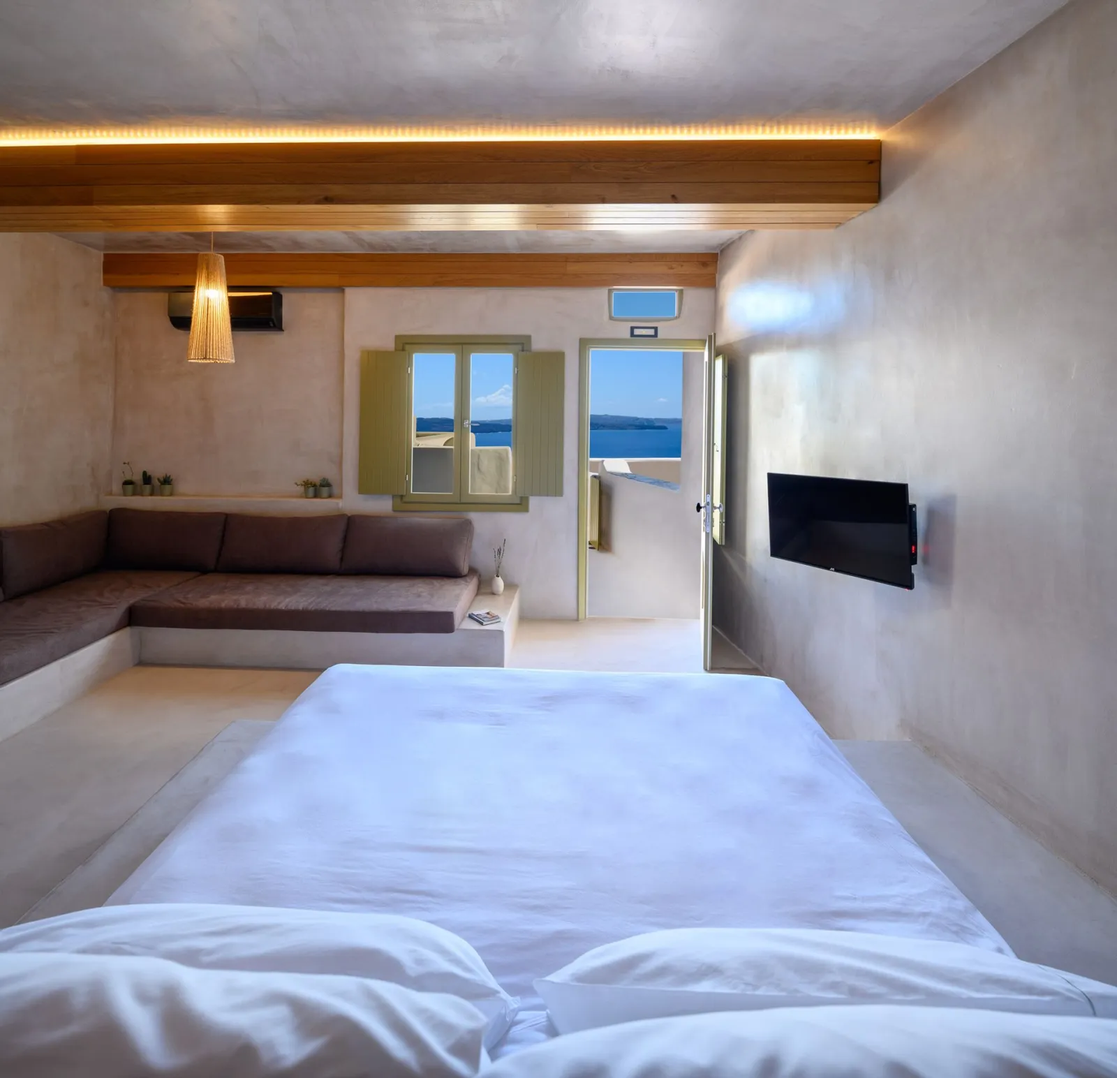 Aether Suite with outdoor Jacuzzi and Caldera view