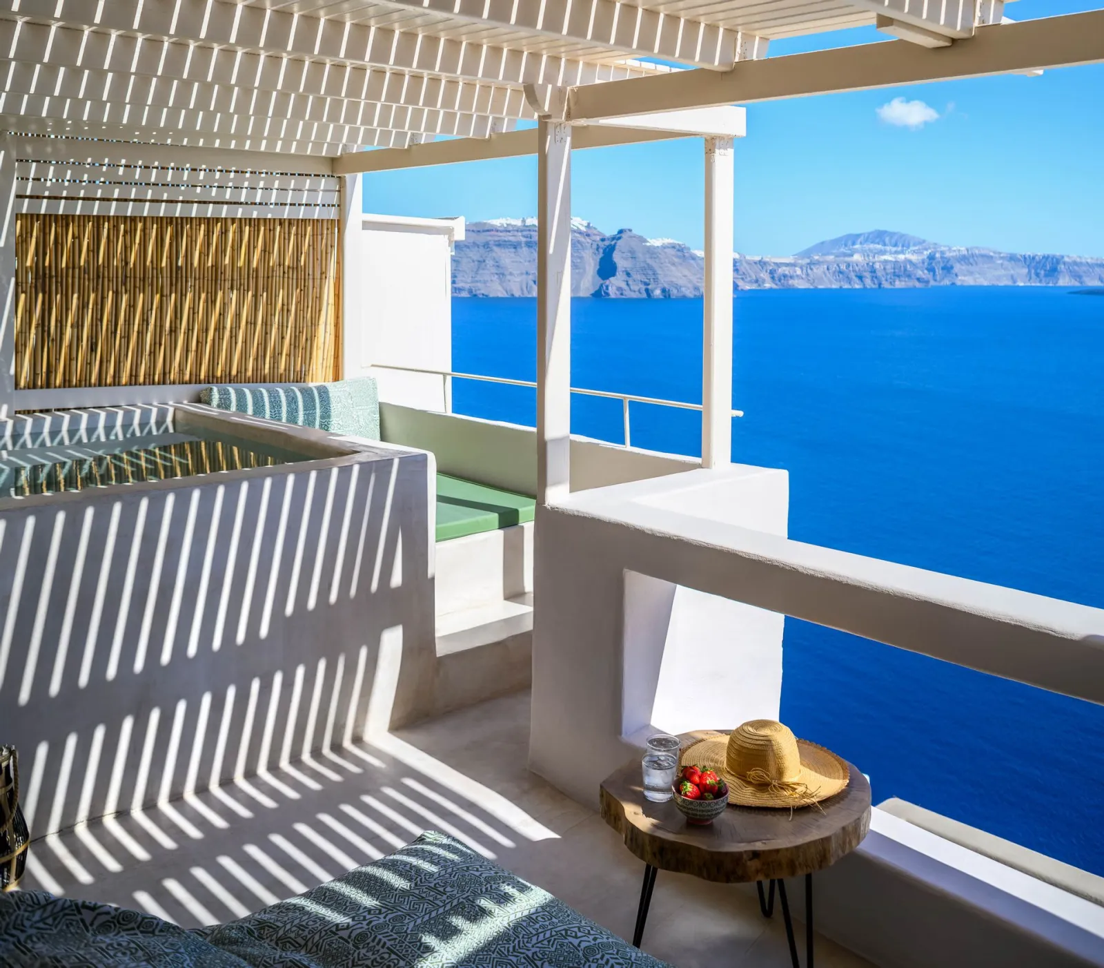 Aether Suite with outdoor Jacuzzi and Caldera view