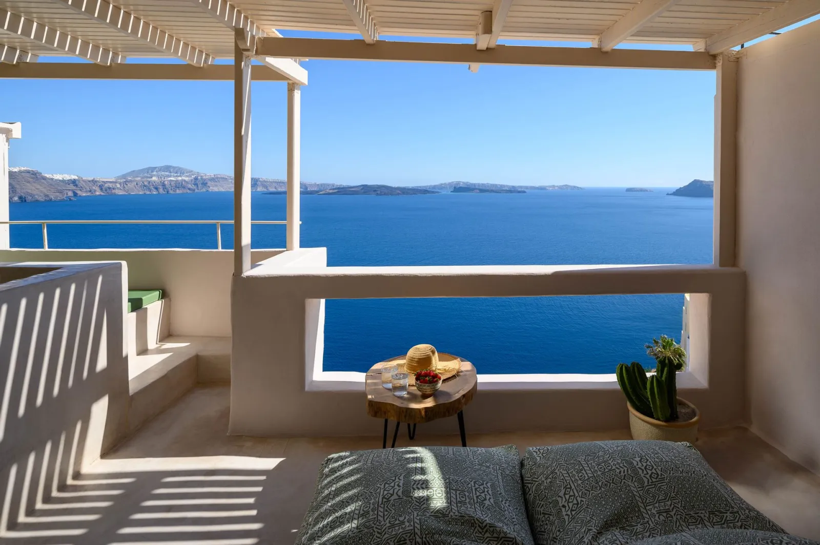 Aether Suite with outdoor Jacuzzi and Caldera view