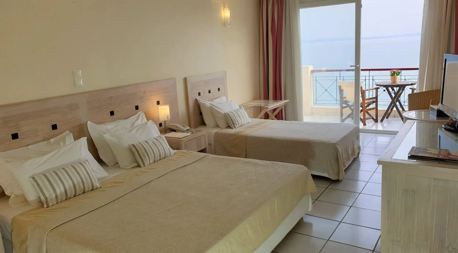 Cozy Triple Room with Sea View