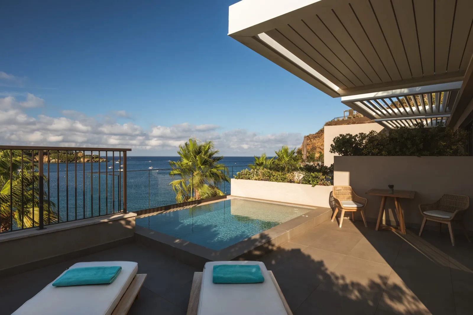 Amber Suite with Plunge Pool &amp; Side Sea View