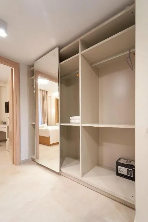 Executive Suite with Side Sea View – (32m2)