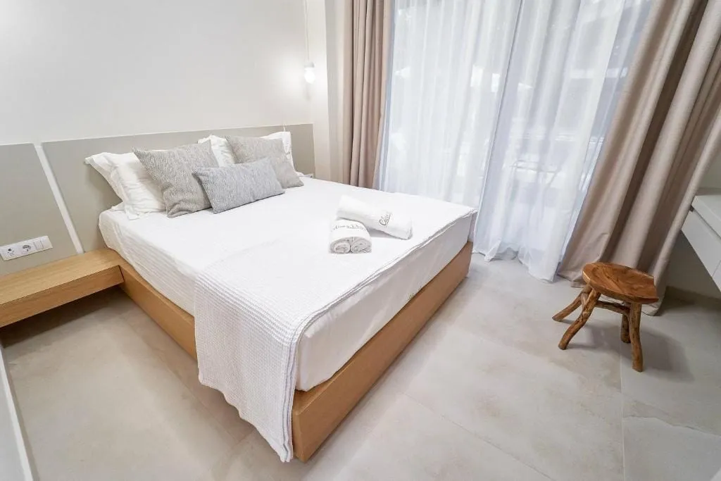 Suite with Side Sea View – (32m2)
