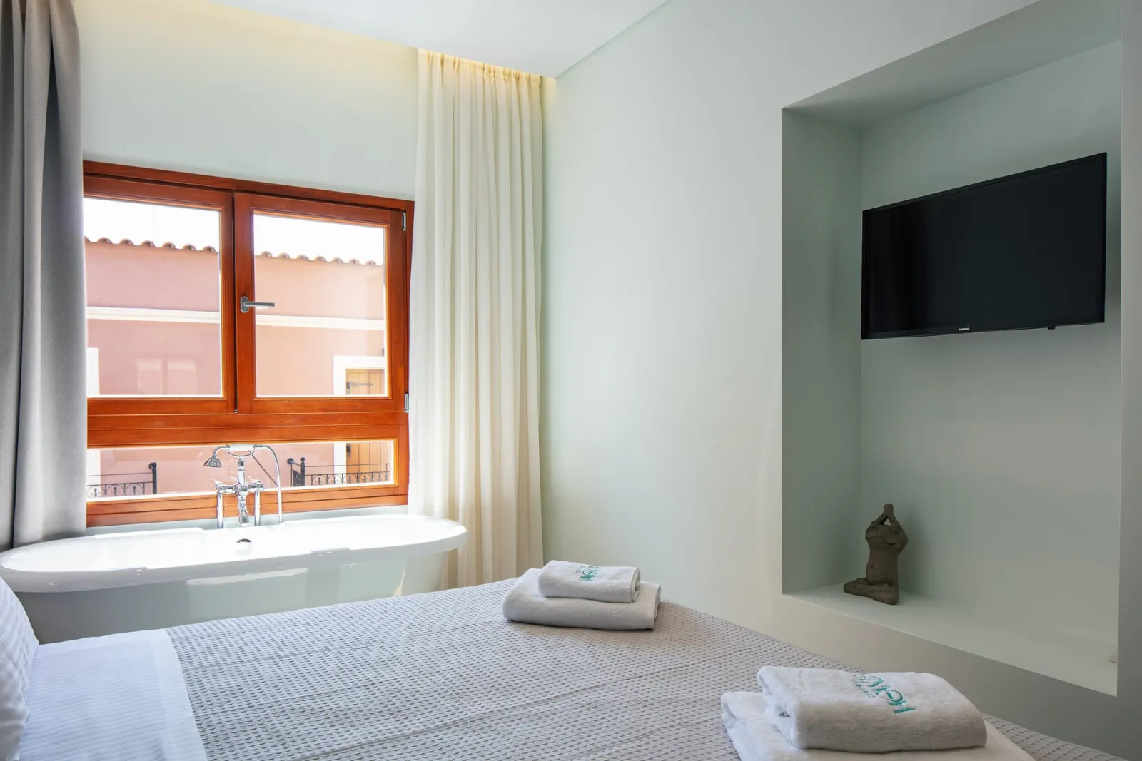 Premium Studio with Old Town View &amp; Open-Plan Bathtub