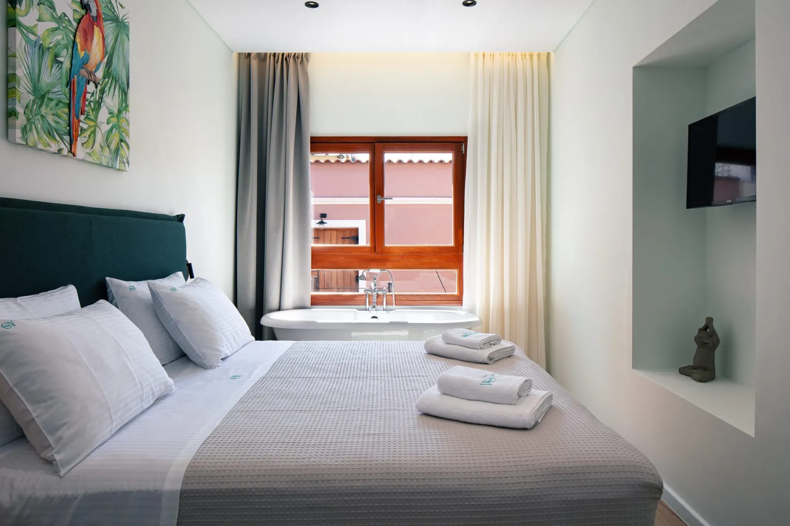 Premium Studio with Old Town View &amp; Open-Plan Bathtub