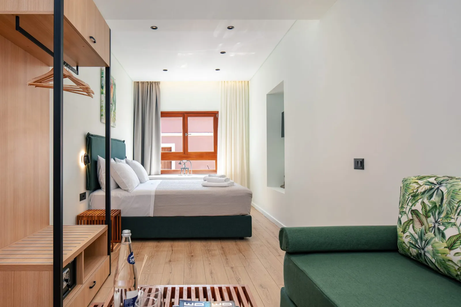 Premium Studio with Old Town View &amp; Open-Plan Bathtub