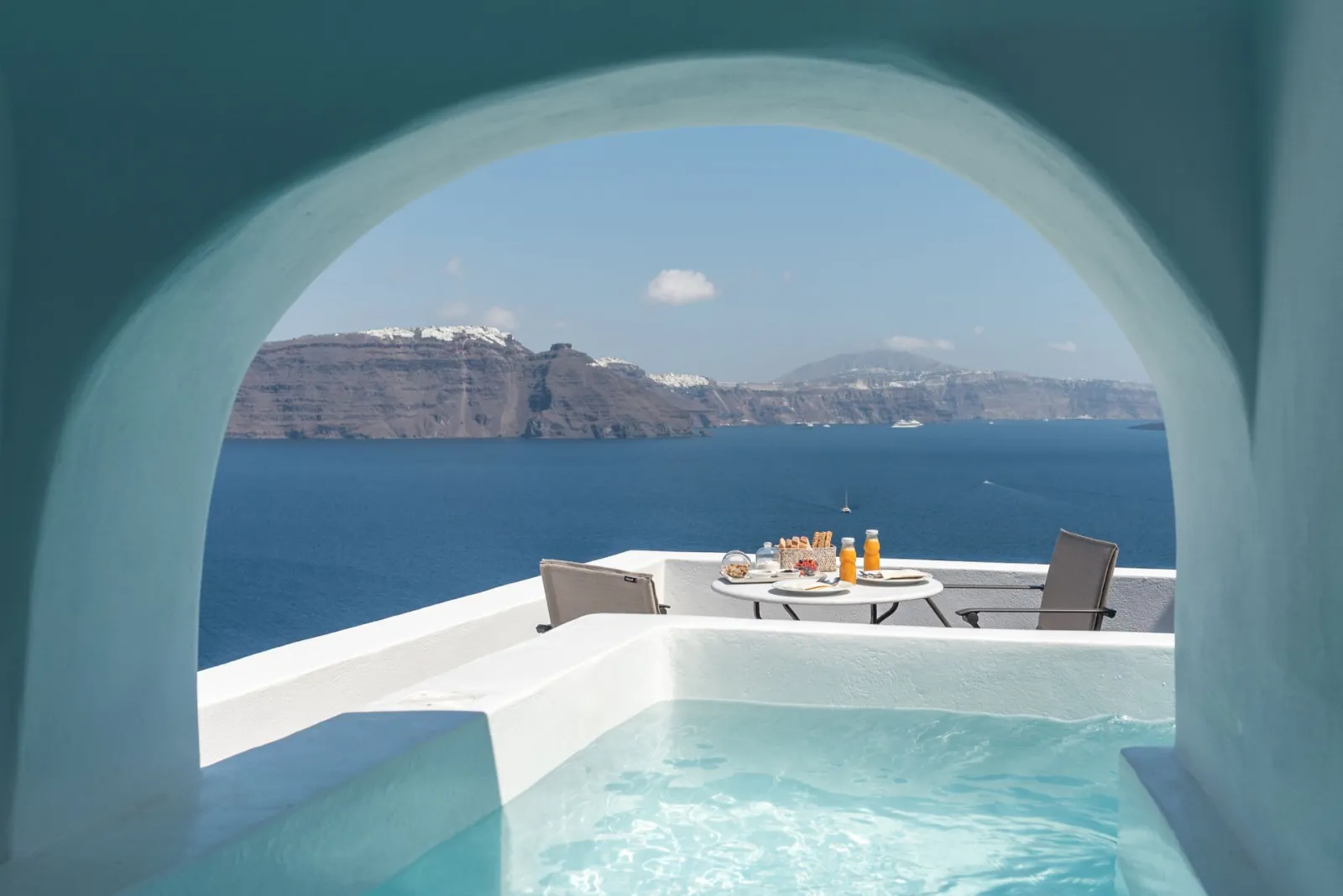 Elegant Suite with Plunge Pool | Caldera View