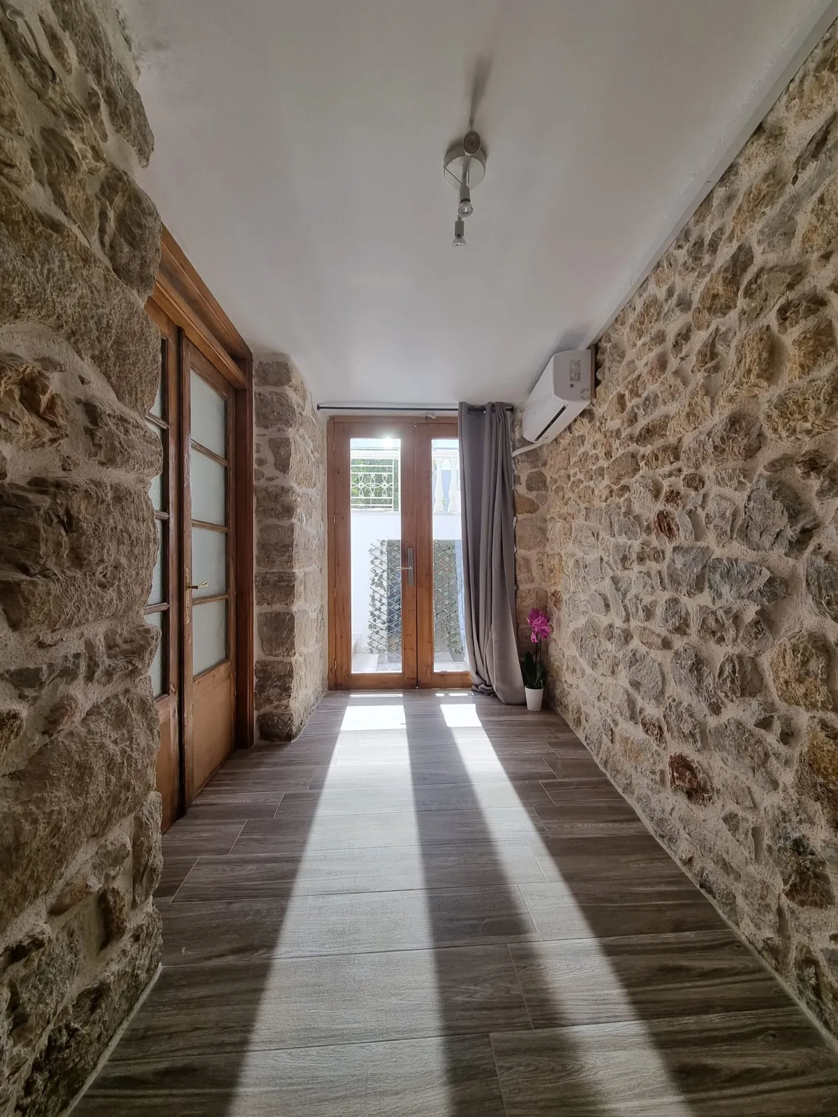 Hall Apartment 4