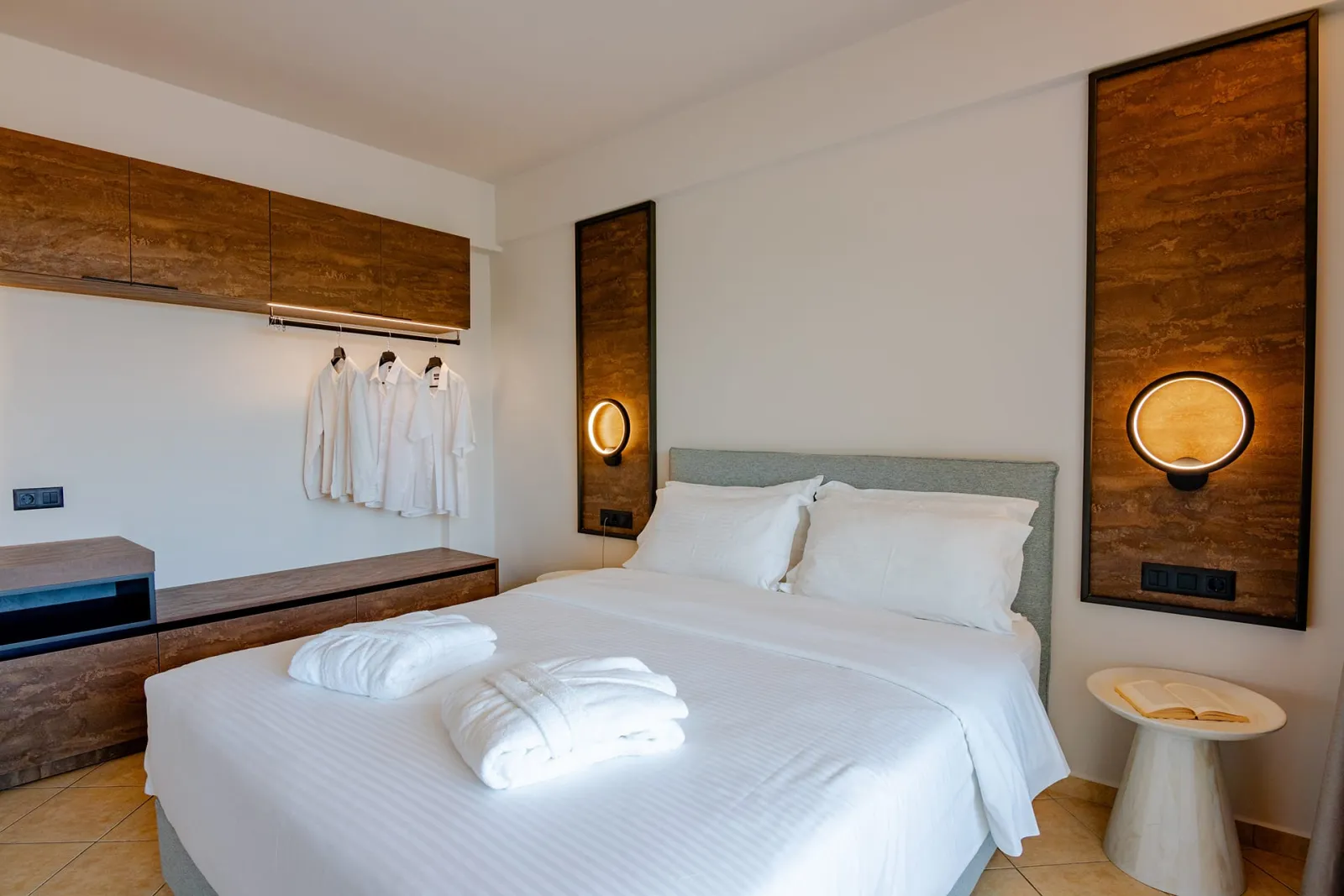 EXECUTIVE SUITE SIDE SEA VIEW