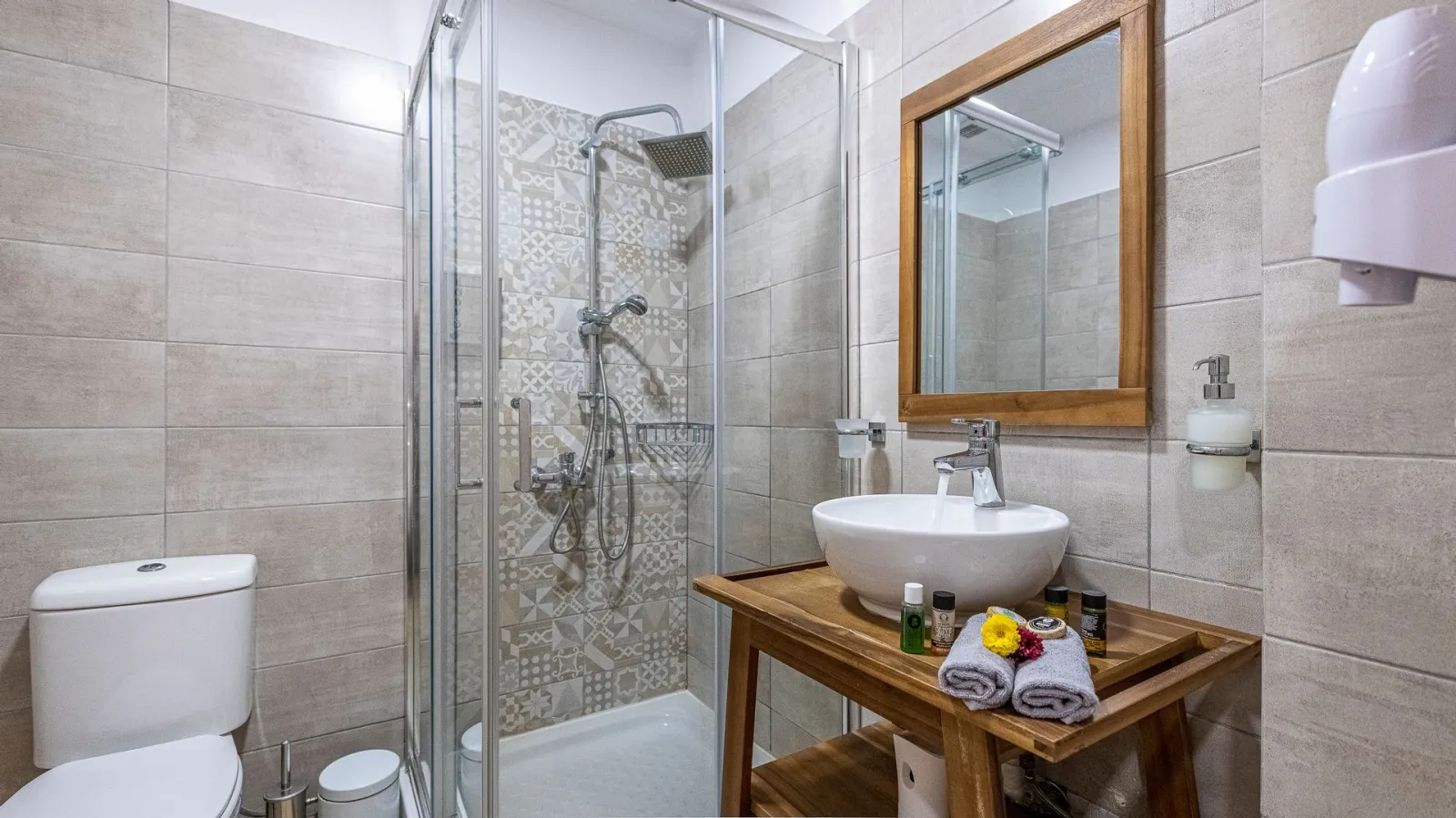 Deluxe Quadruple Room with Jetted Shower