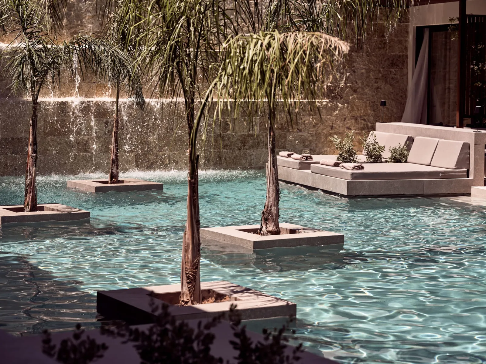 Friends & Family Swim Up Suite up to 5