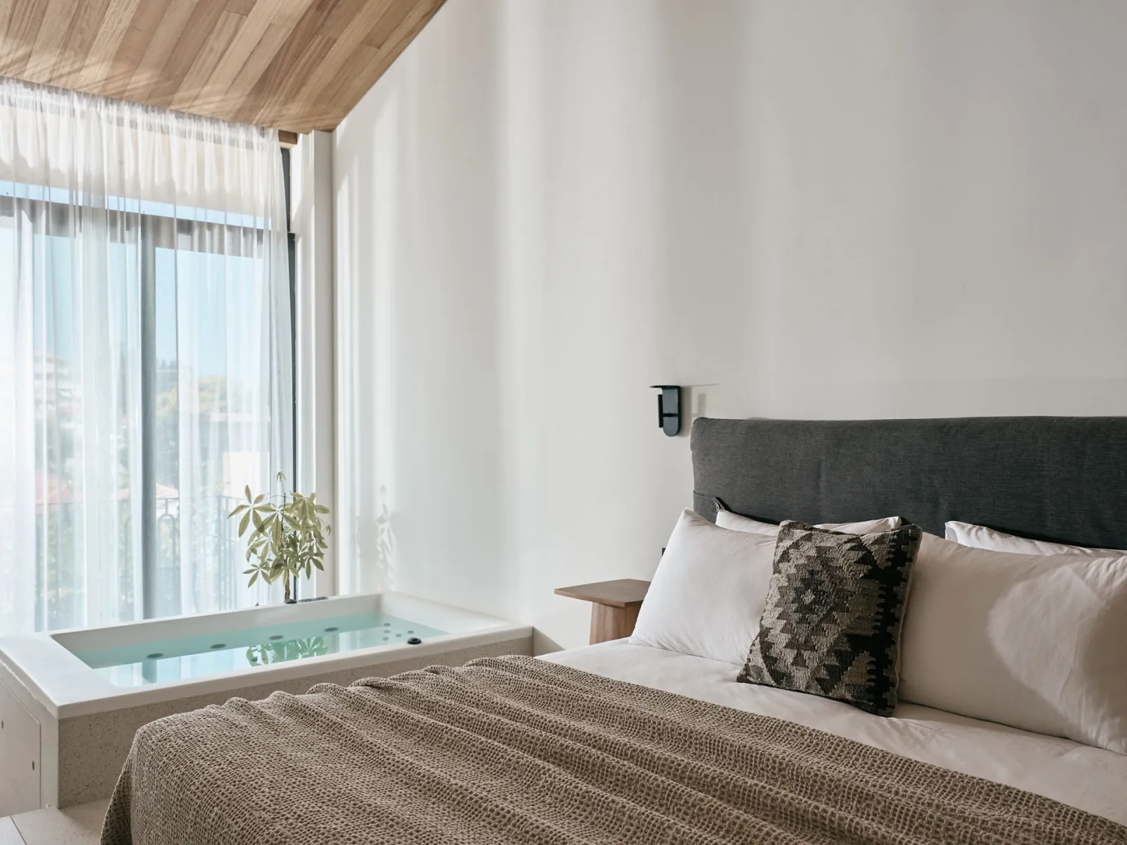 Upper Floor Suite with Hot Tub
