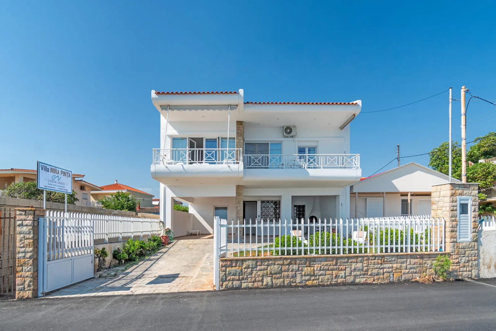 NinaPinta - Beach-front Traditional Villa