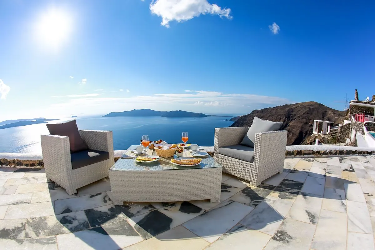 Deluxe Suite with outdoor Jacuzzi &amp; Caldera view