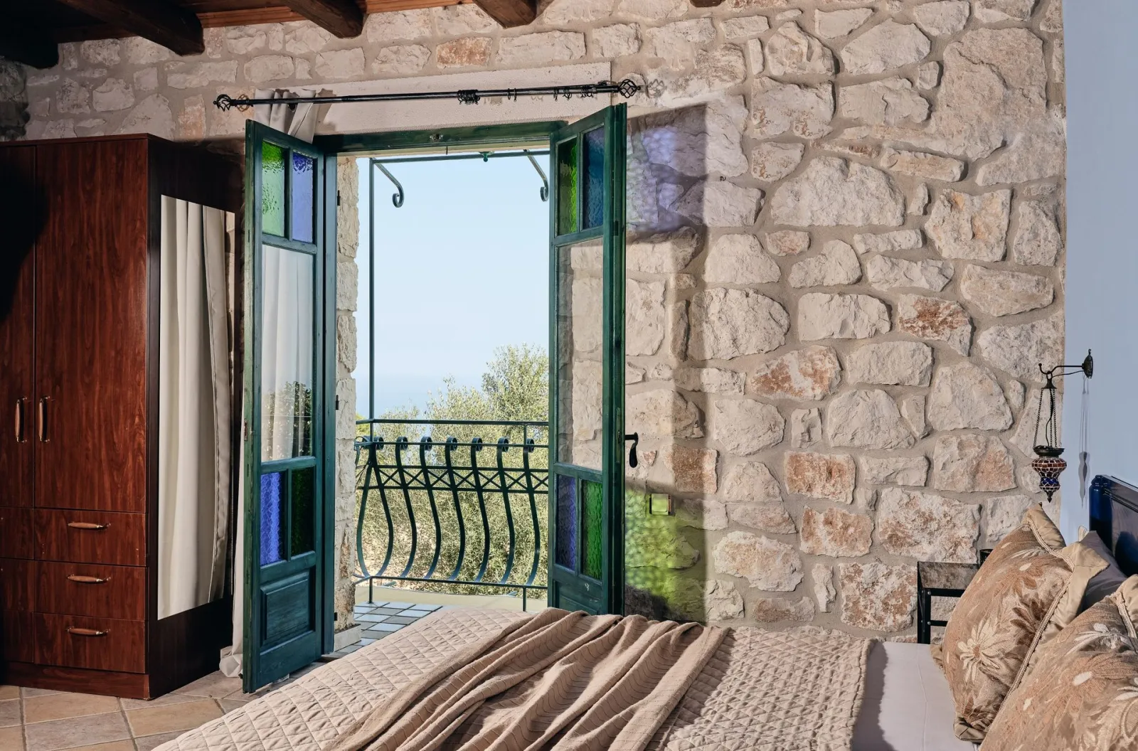 Three Bedroom Master Suite with Sea View - Split Level