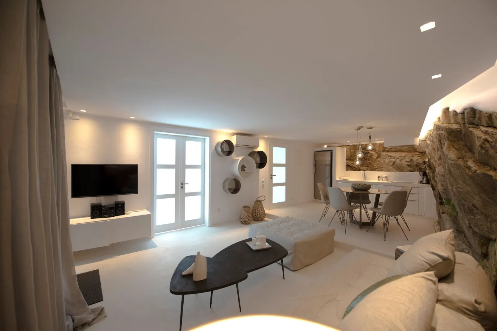Amethyst - 1 Bedroom Deluxe Suite with shared pool