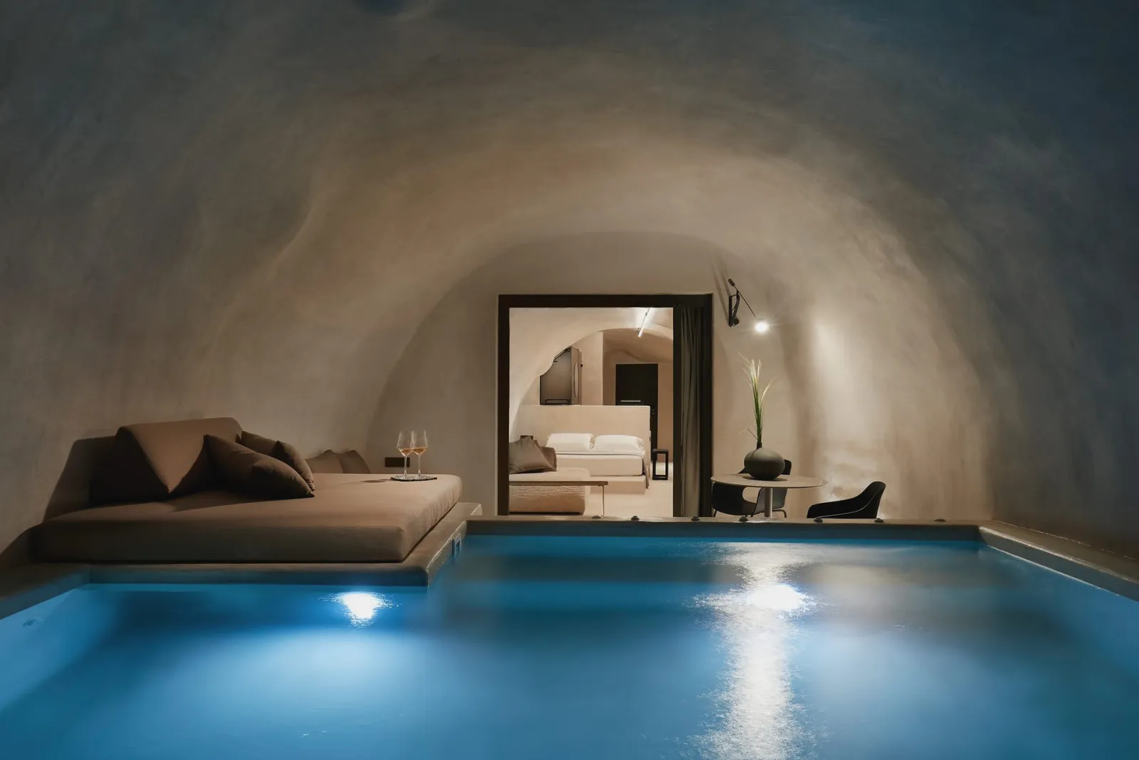 Omni Cave Suite with Jacuzzi & Caldera View