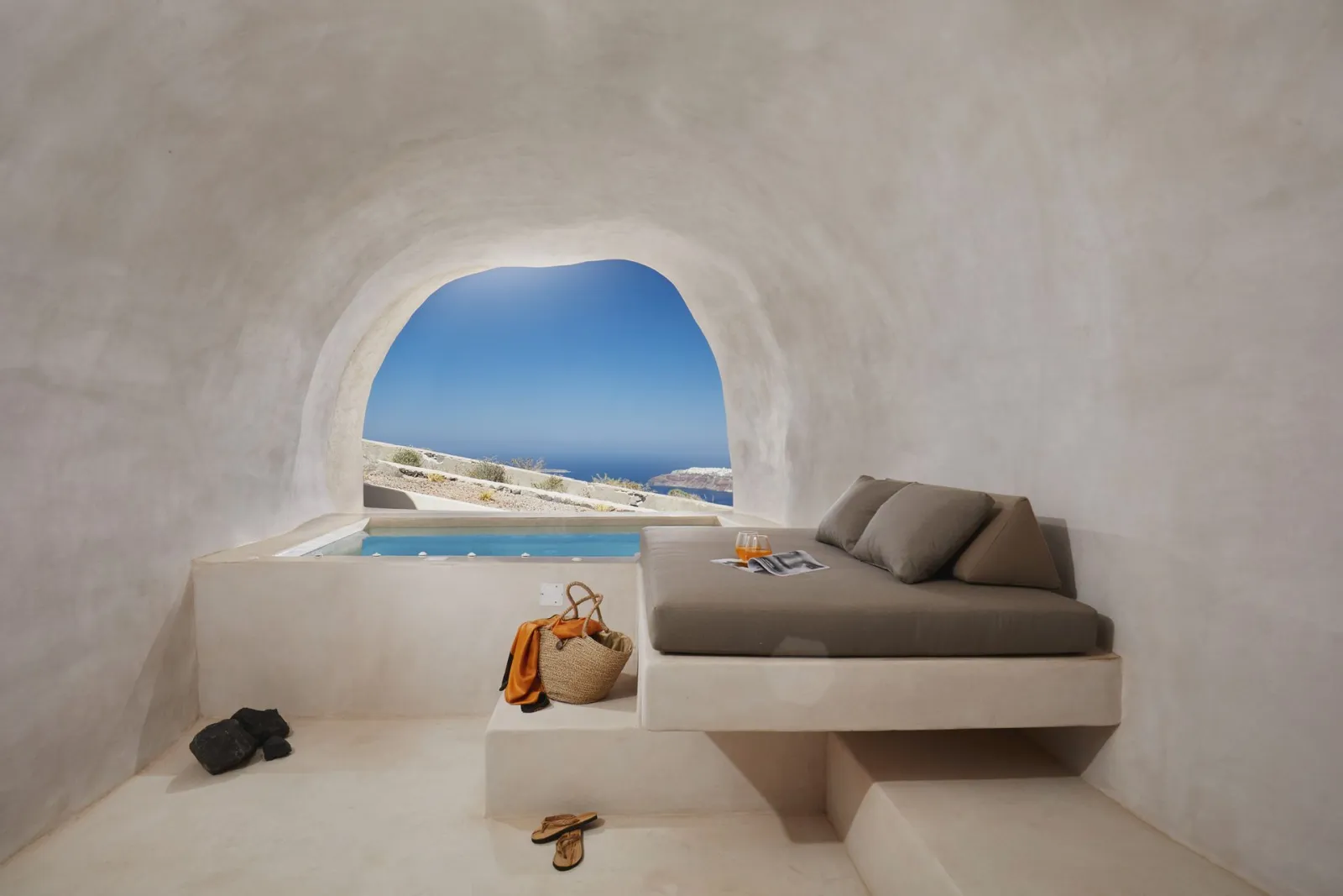 Omni Cave Suite with Jacuzzi & Caldera View