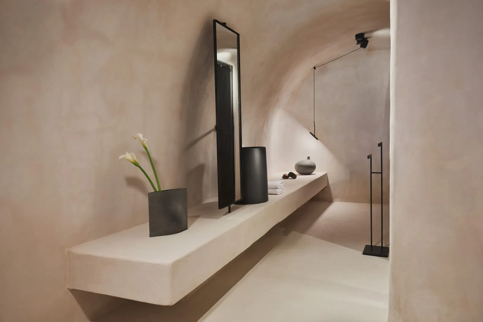 Omni Cave Suite with Jacuzzi & Caldera View