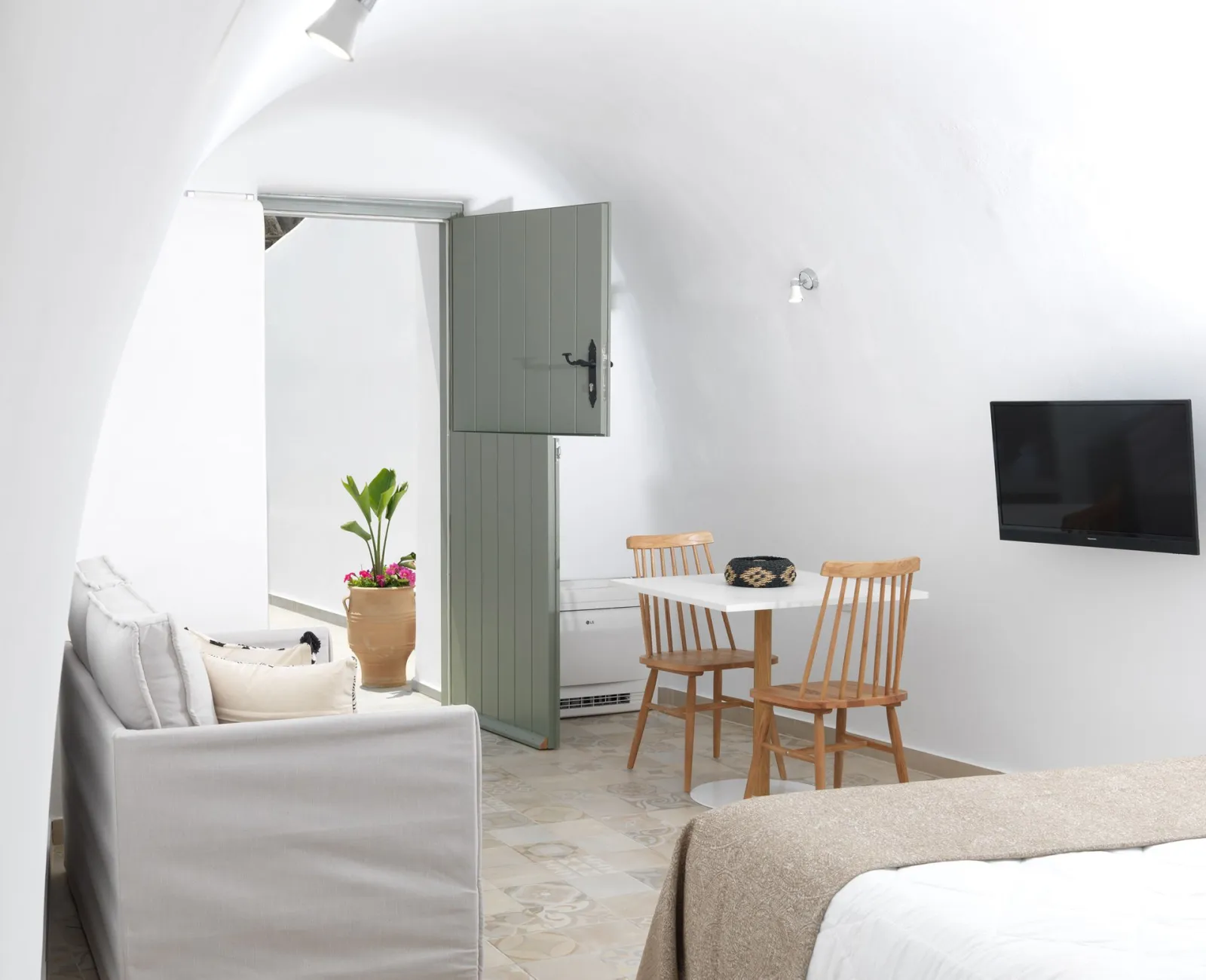 Delight Comfort Cave Studio with Private Plunge Pool