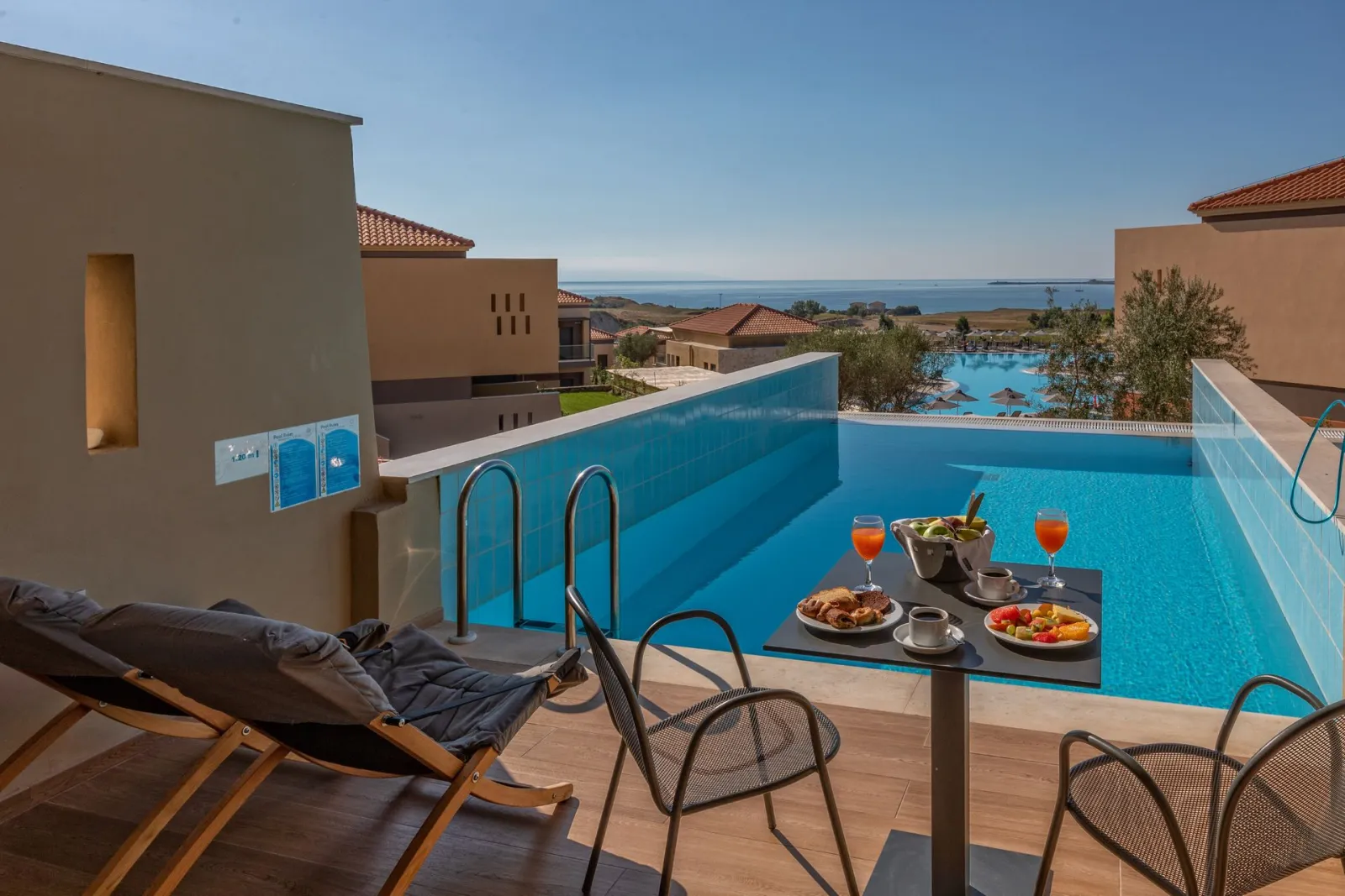 Junior Suite with Pool | ASTERIAS
