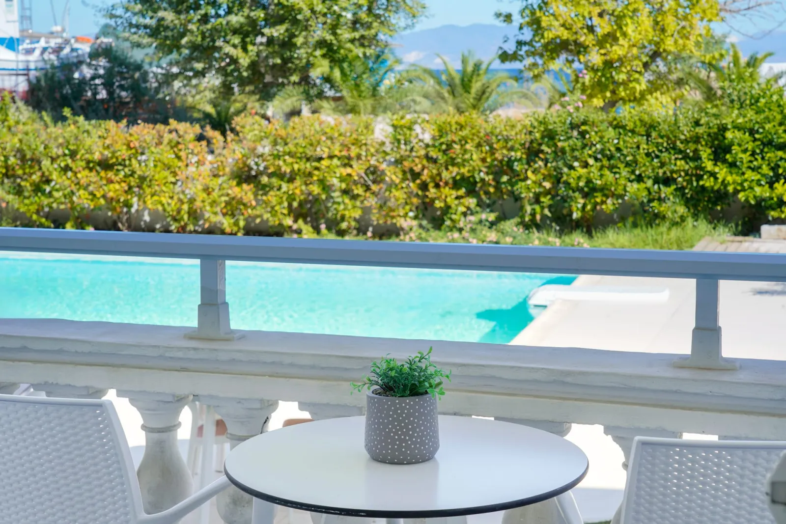 Junior Suite with pool view