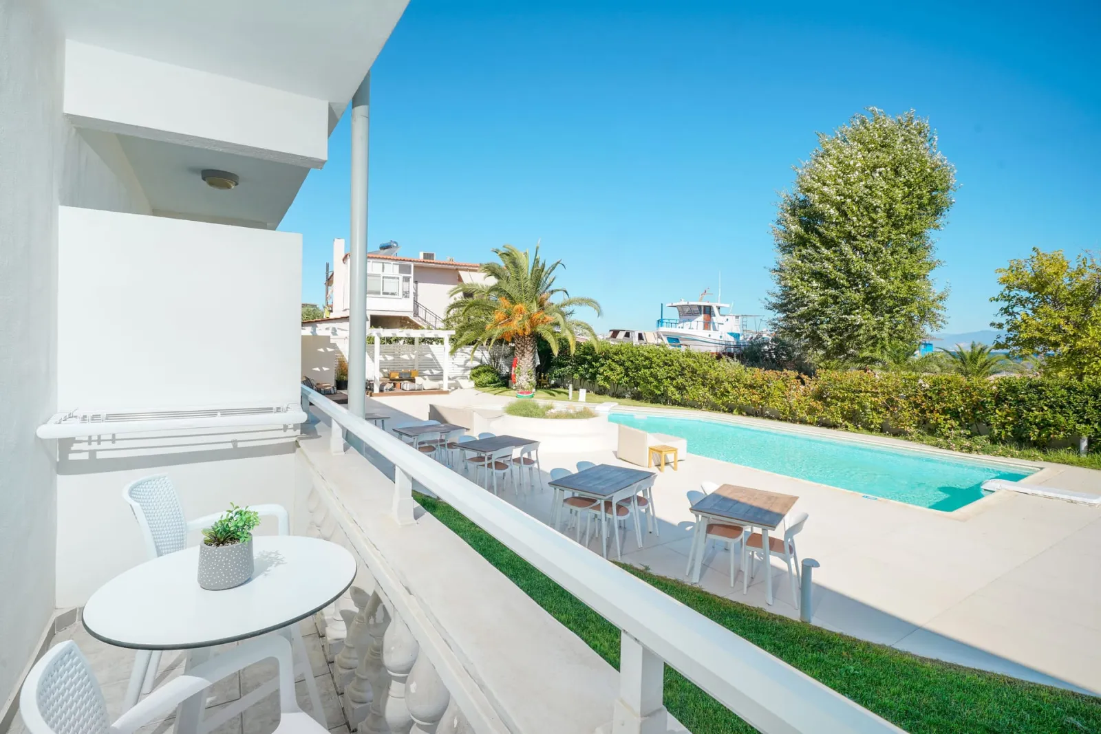Junior Suite with pool view