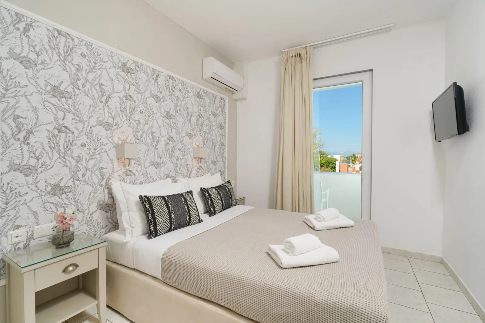 Junior Suite with pool view