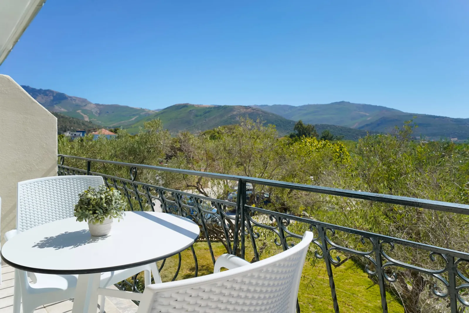 Suite with mountain view