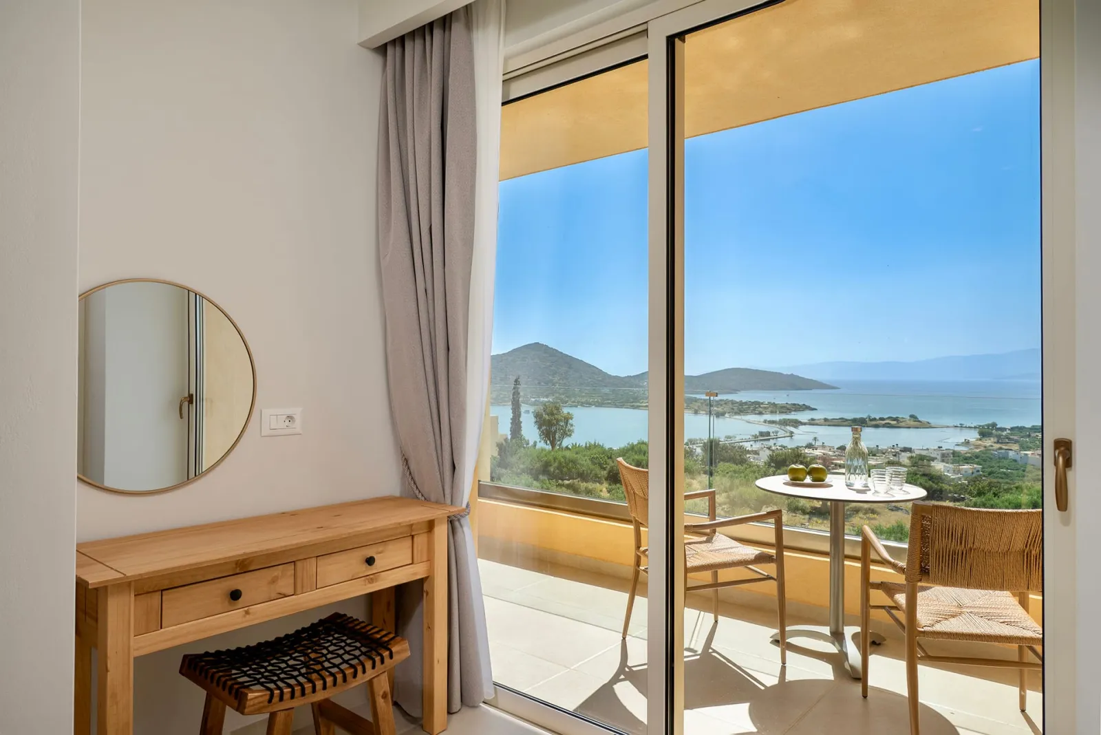 Deluxe Suite with Panoramic Sea view and Shared pool