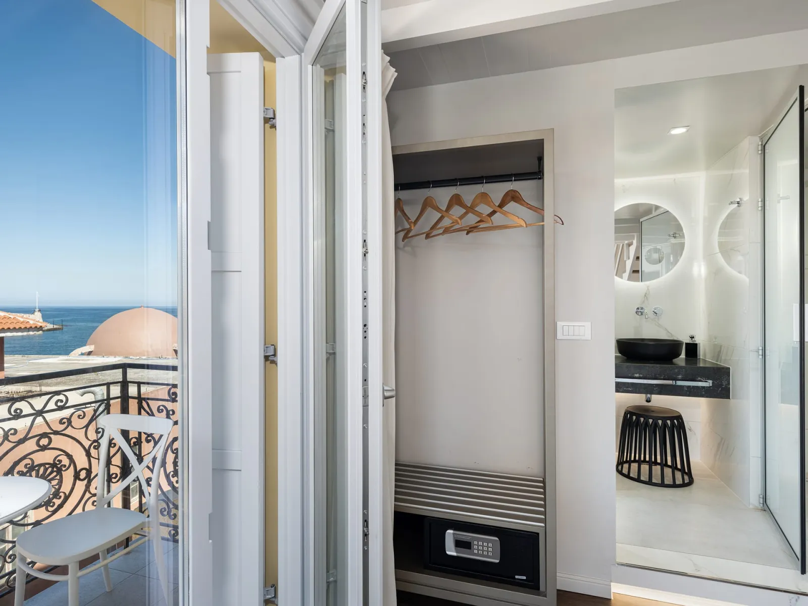 Deluxe Suite with Sea View