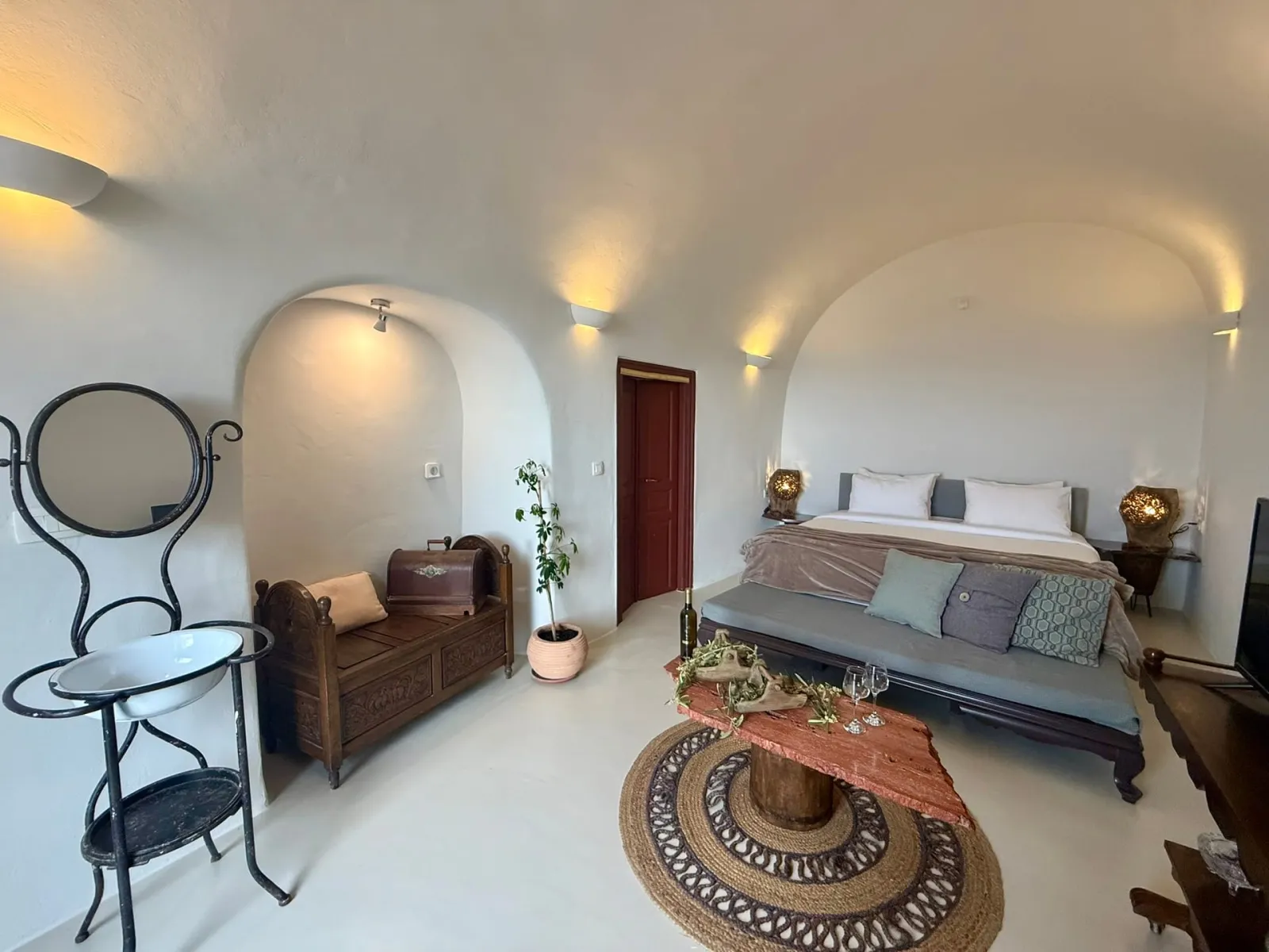 Superior Cave House with Plunge Pool and Sew View
